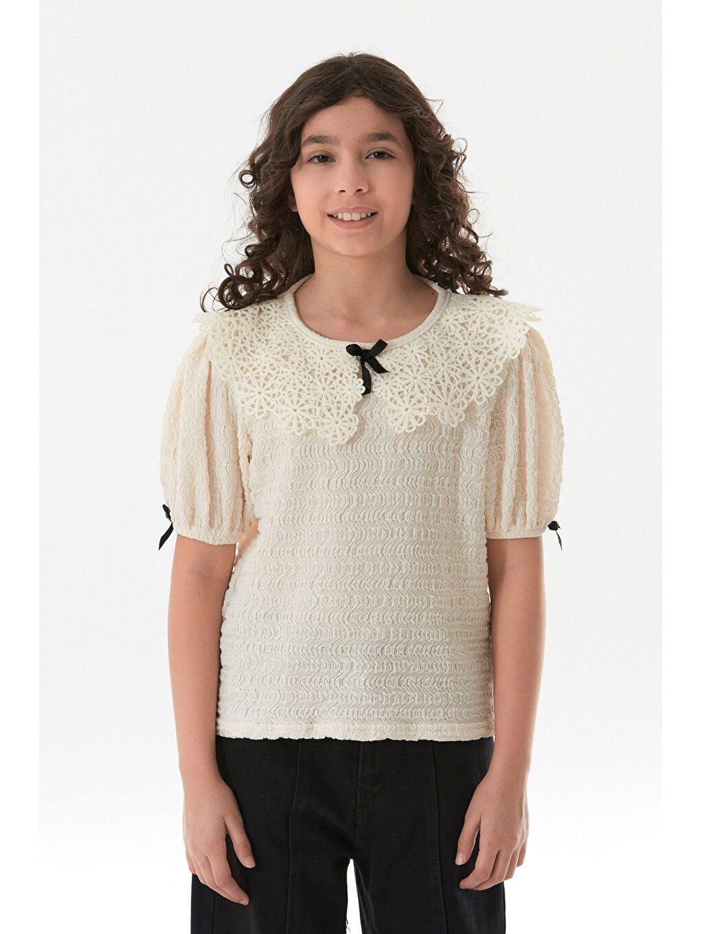 Ekru Fiyonk Ve Dantel Detaylı Kız Çocuk Bluz