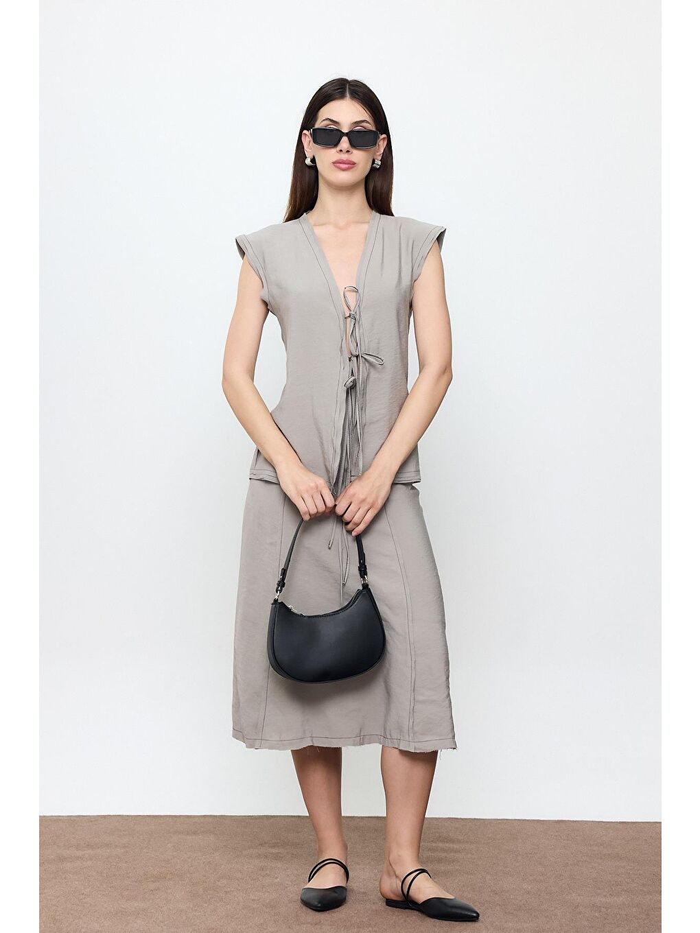 Gri Önü Bağcıklı Dikiş Detaylı Bluz-2