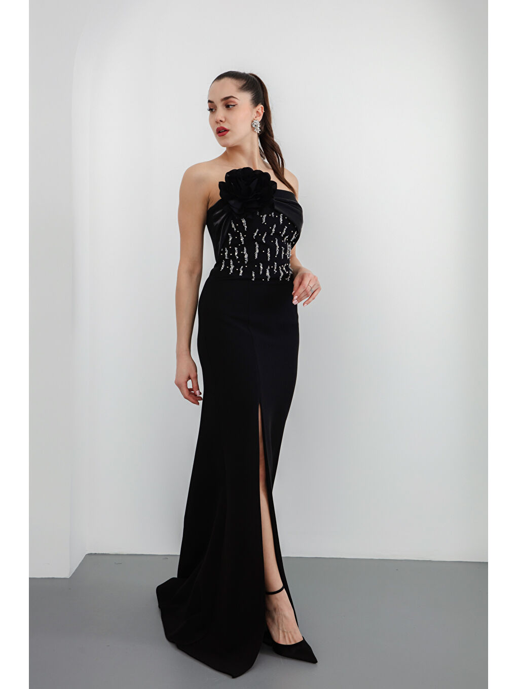 Kadın Siyah Straplez Yaka Gül Detaylı Yırtmaçlı Uzun Abiye Elbise