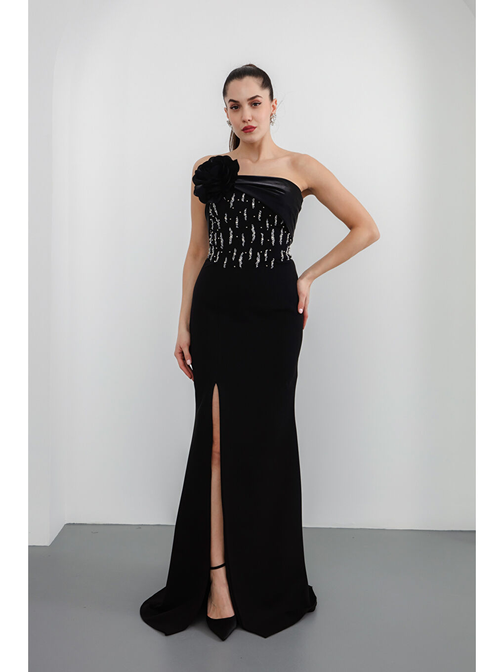 Kadın Siyah Straplez Yaka Gül Detaylı Yırtmaçlı Uzun Abiye Elbise-1