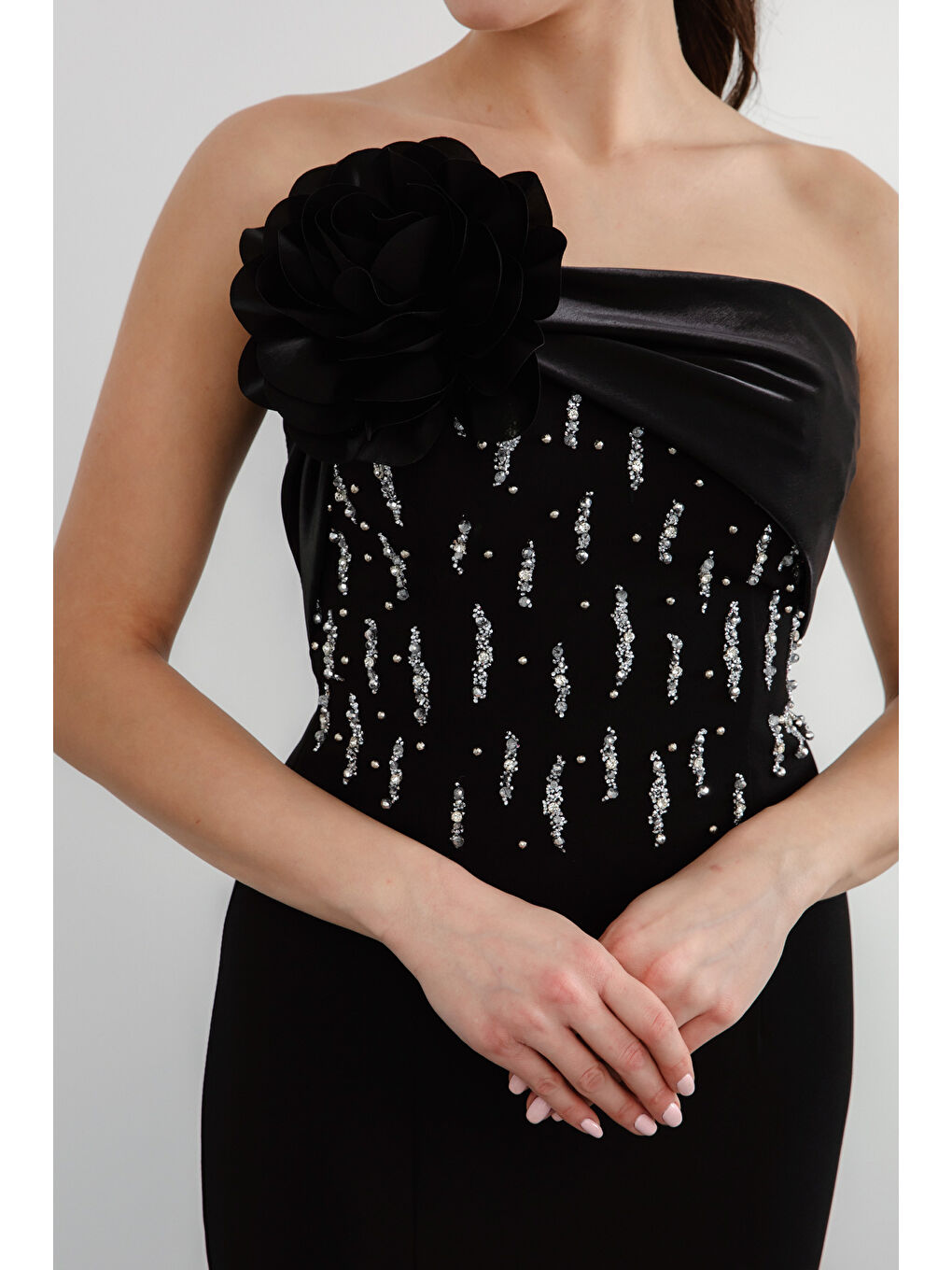 Kadın Siyah Straplez Yaka Gül Detaylı Yırtmaçlı Uzun Abiye Elbise-2