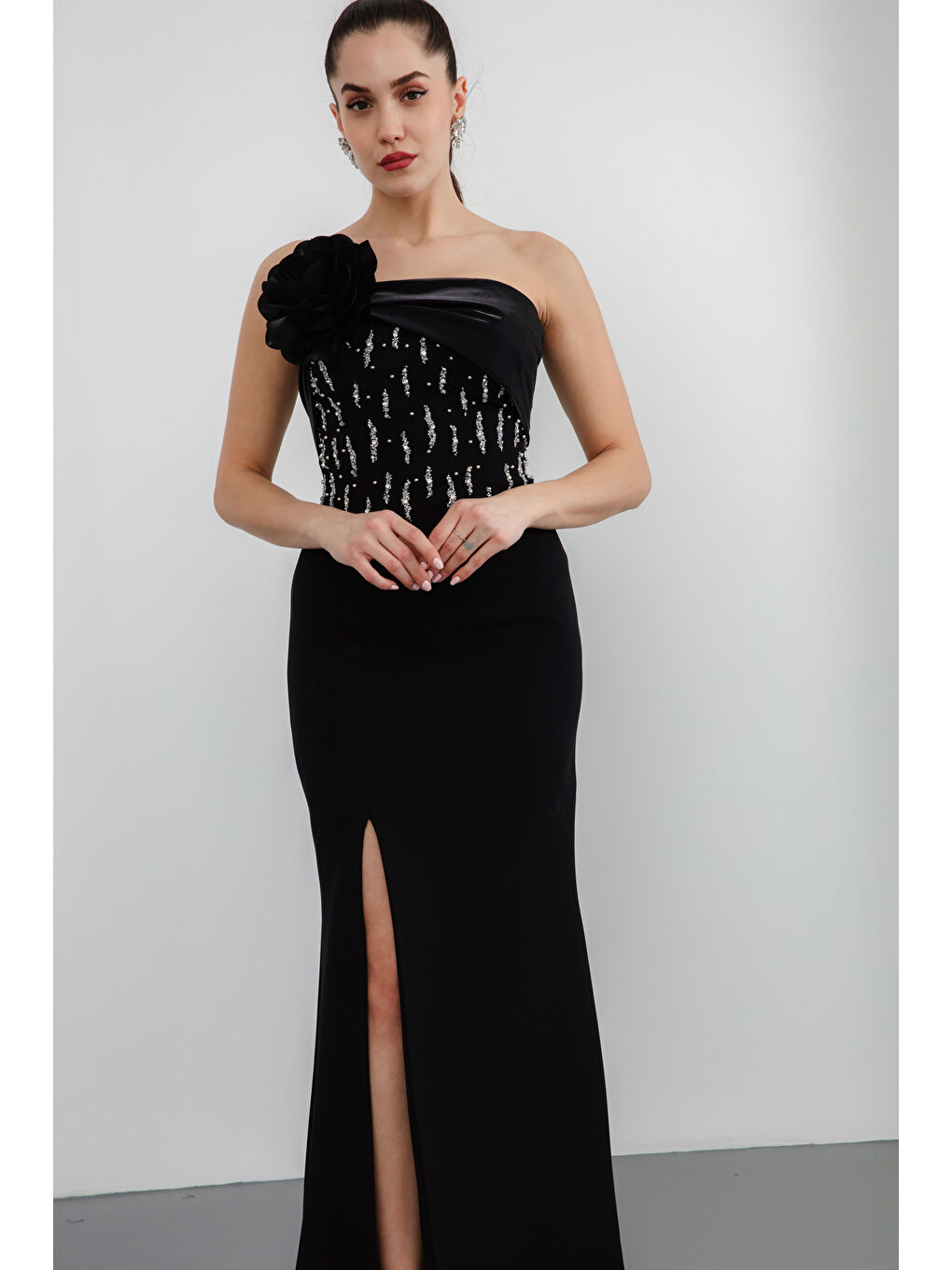 Kadın Siyah Straplez Yaka Gül Detaylı Yırtmaçlı Uzun Abiye Elbise-3