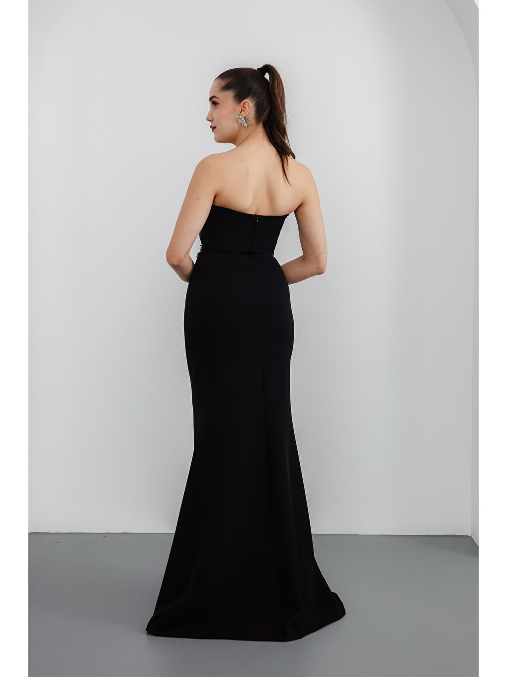 Kadın Siyah Straplez Yaka Gül Detaylı Yırtmaçlı Uzun Abiye Elbise-4