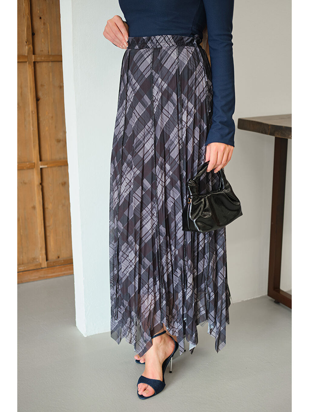 Kadın Ekose Desen Dikiş İzli Yandan Bağcık Detaylı Şifon Etek Antrasit-1