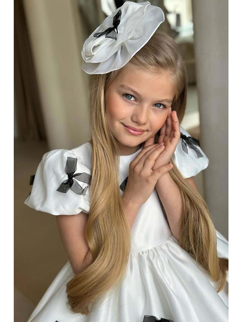 Beyaz Kız Çocuk Balon Kollu Üzeri Siyah Kurdela Detaylı İçi Astarlı Saten Abiye-1