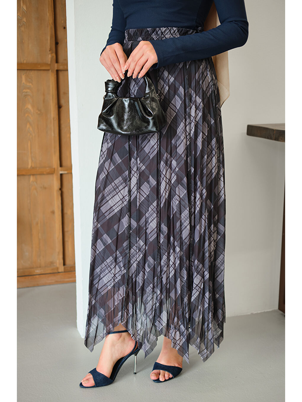 Kadın Ekose Desen Dikiş İzli Yandan Bağcık Detaylı Şifon Etek Antrasit-3