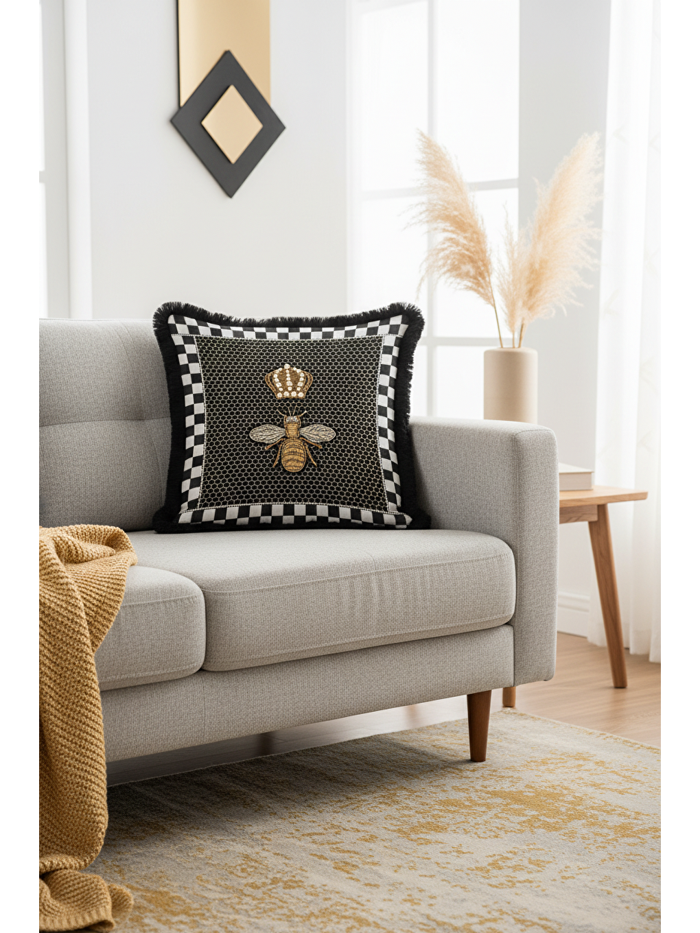 Karışık Lüks Arı Nakışlı Saçaklı Yastık Kılıfı - Kraliyet Taç Motifli Siyah Gold Püsküllü Kırlent Kılıfı-2