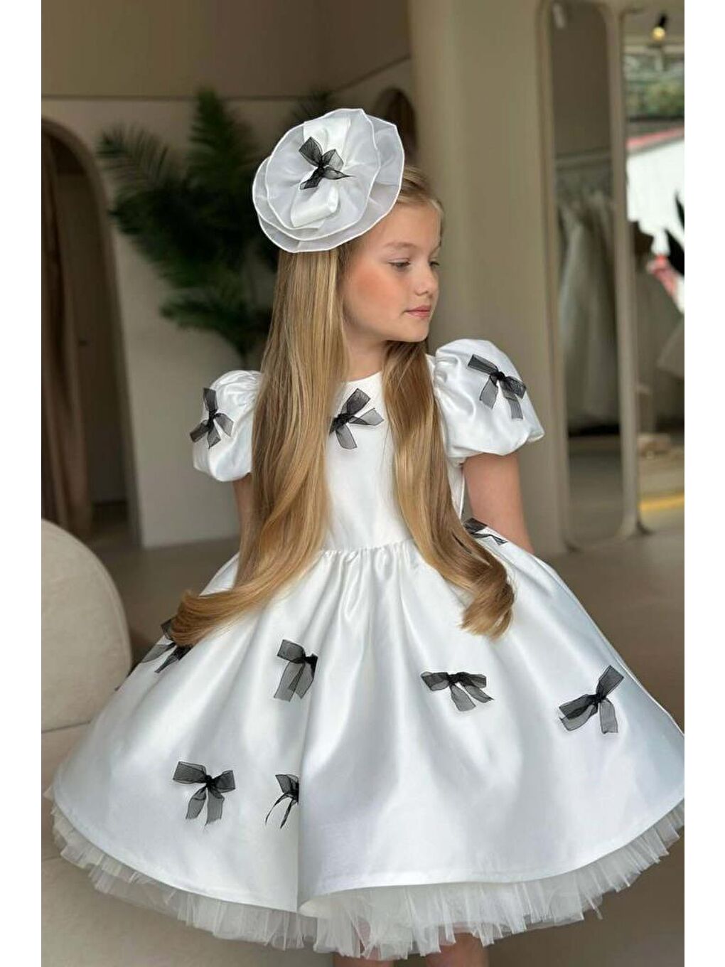 Beyaz Kız Çocuk Balon Kollu Üzeri Siyah Kurdela Detaylı İçi Astarlı Saten Abiye-2