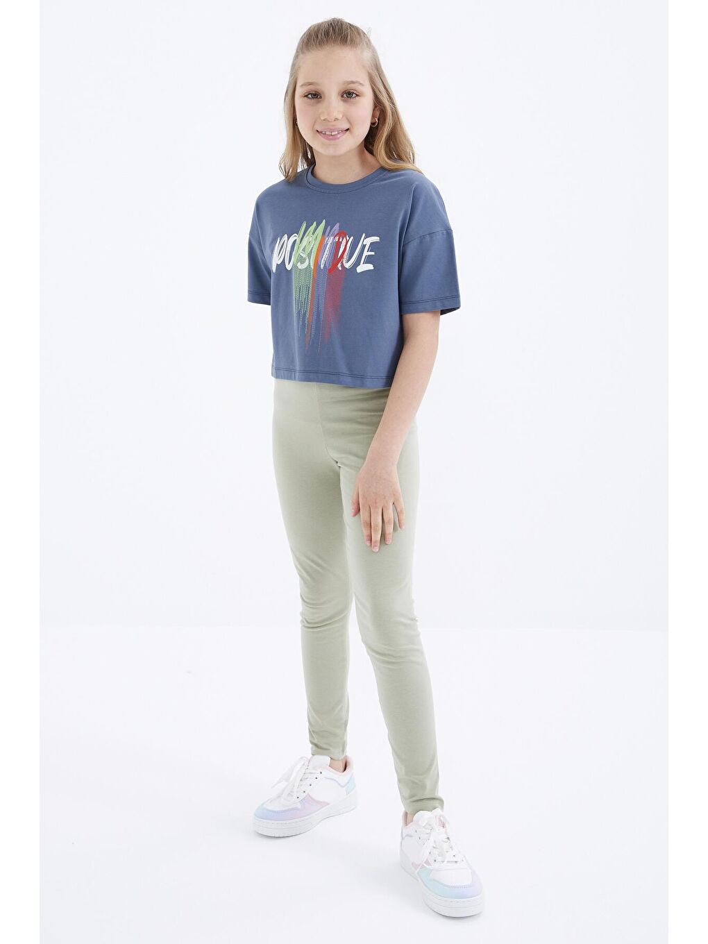 TOMMYLIFE Petrol Renkli Yazı Baskılı O Yaka Oversize Düşük Omuz Kız Çocuk Crop T-Shirt  - 75036 - 2