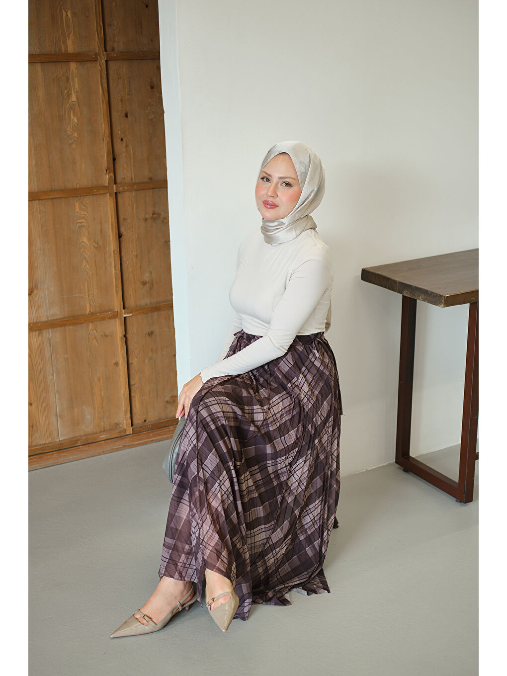 Kadın Ekose Desen Dikiş İzli Yandan Bağcık Detaylı Şifon Etek Kahverengi