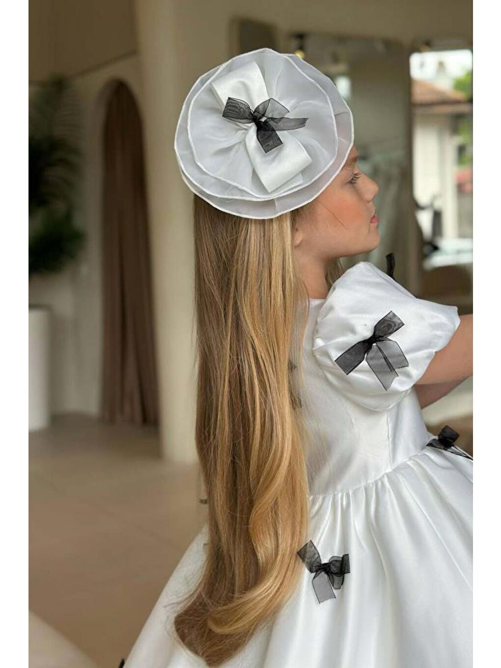 Beyaz Kız Çocuk Balon Kollu Üzeri Siyah Kurdela Detaylı İçi Astarlı Saten Abiye-3