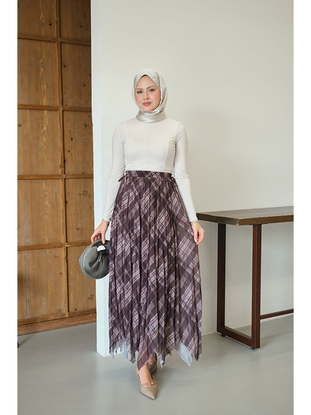 Kadın Ekose Desen Dikiş İzli Yandan Bağcık Detaylı Şifon Etek Kahverengi-1