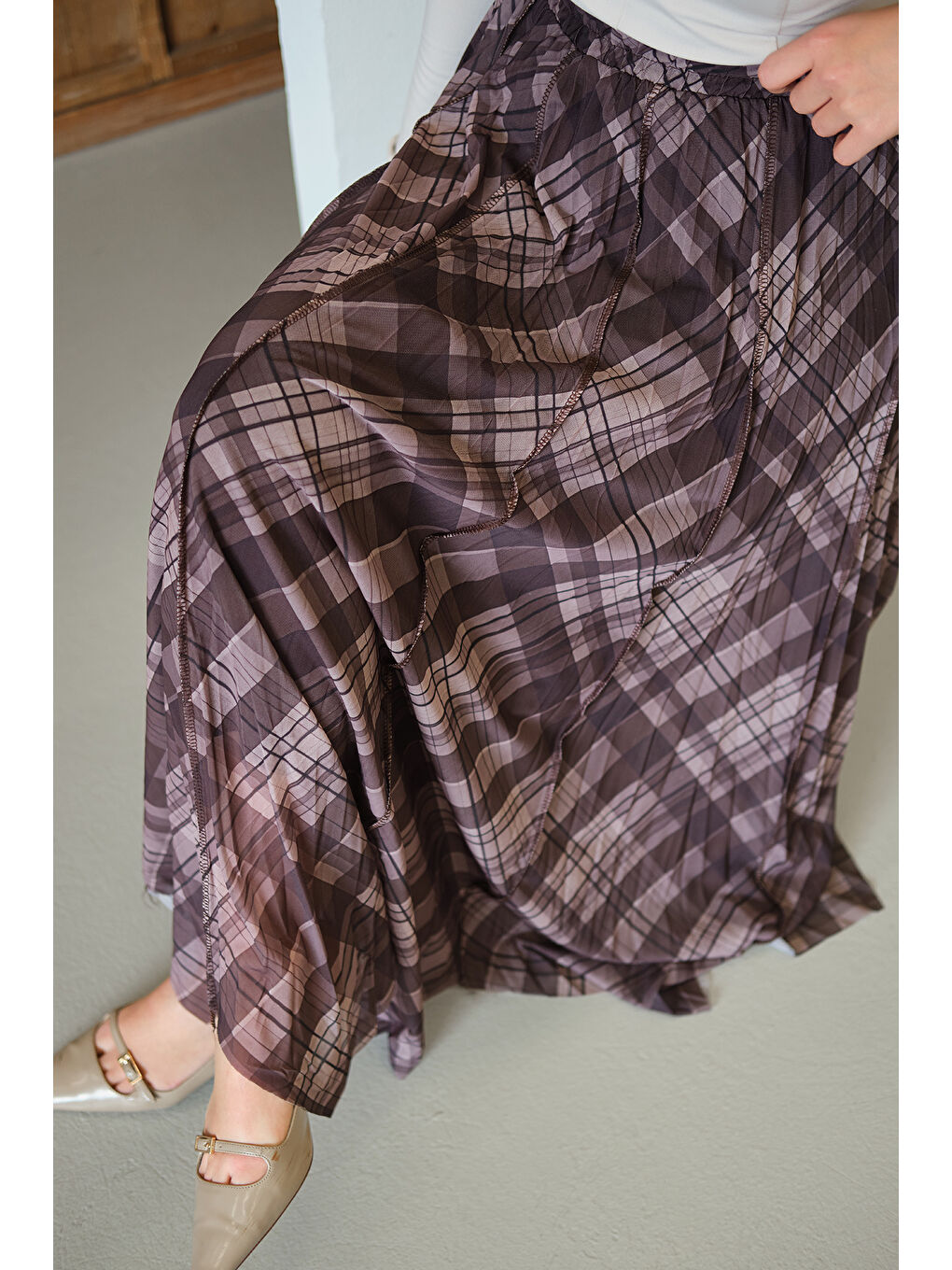 Kadın Ekose Desen Dikiş İzli Yandan Bağcık Detaylı Şifon Etek Kahverengi-2