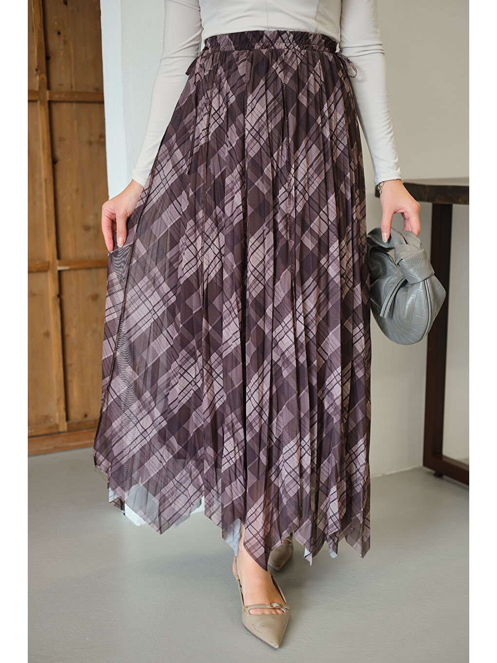 Kadın Ekose Desen Dikiş İzli Yandan Bağcık Detaylı Şifon Etek Kahverengi-3