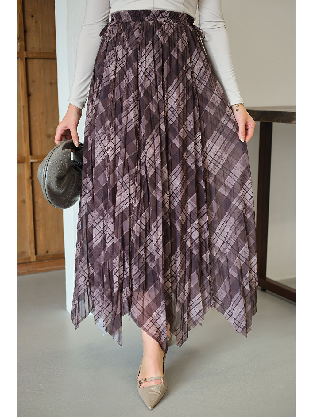 Kadın Ekose Desen Dikiş İzli Yandan Bağcık Detaylı Şifon Etek Kahverengi-4