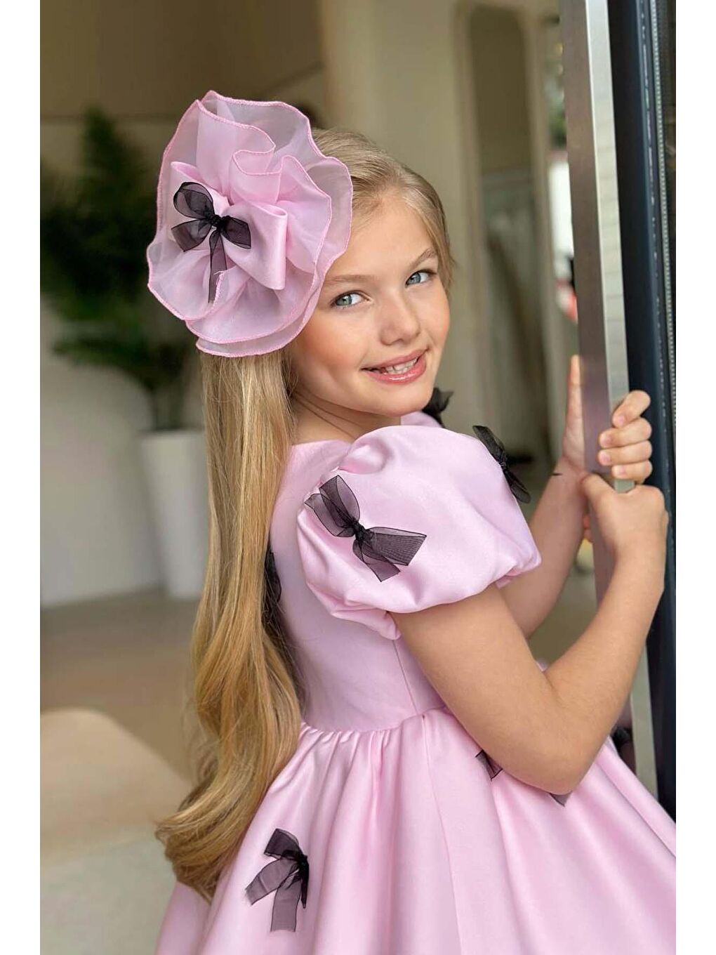 Pembe Kız Çocuk Balon Kollu Üzeri Kurdela Detaylı İçi Astarlı Saten Pudra Abiye-3