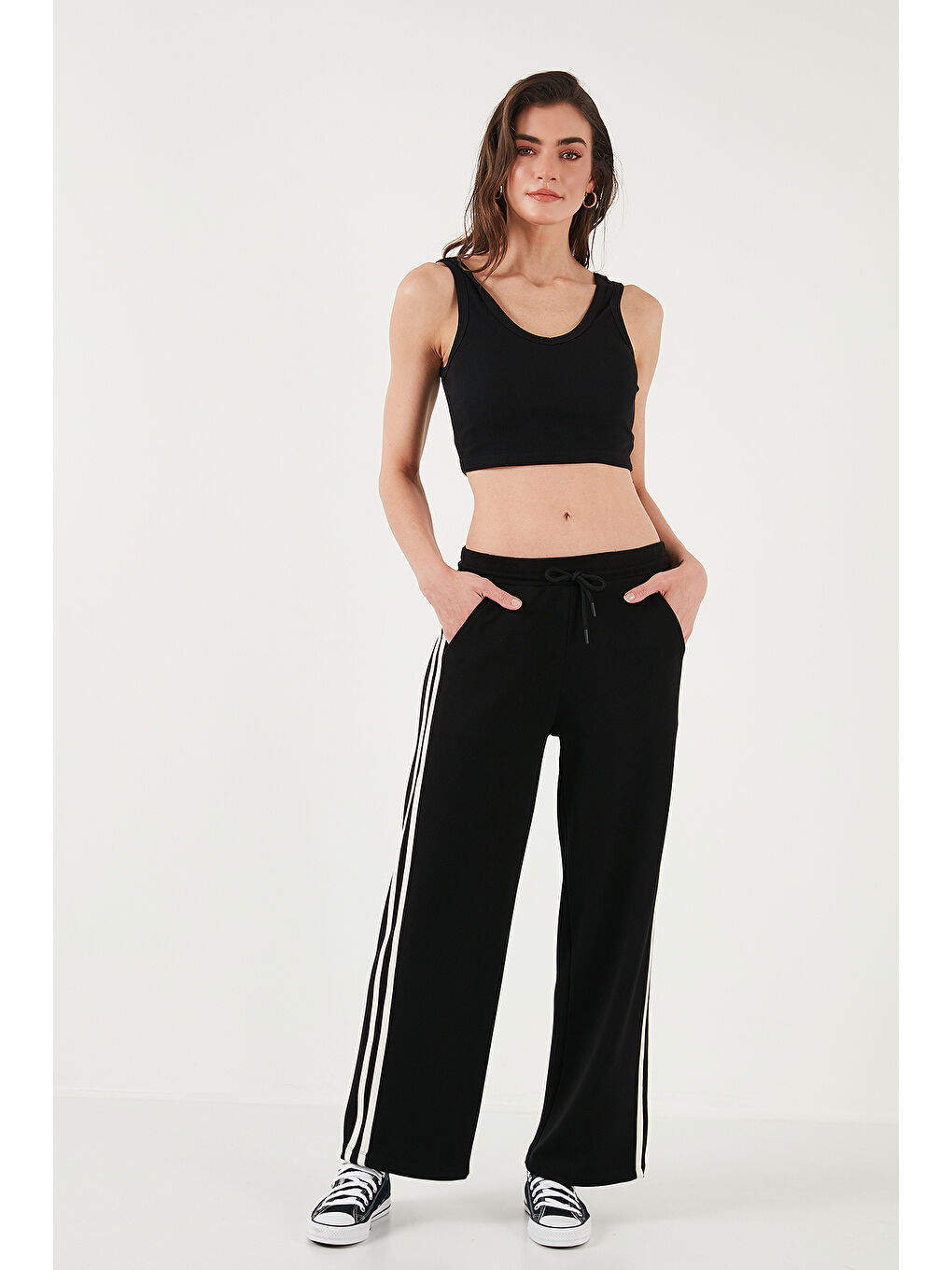 Siyah Şeritli Standat Fit Normal Bel Geniş Paça Eşofman Altı 5866133