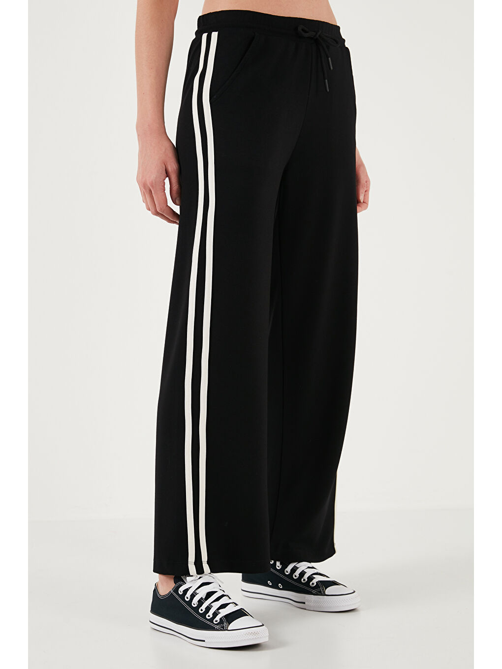 Siyah Şeritli Standat Fit Normal Bel Geniş Paça Eşofman Altı 5866133-2