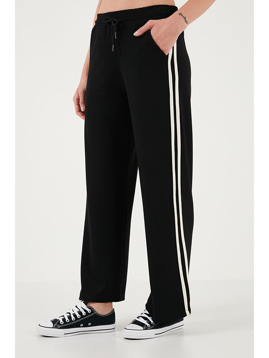 Siyah Şeritli Standat Fit Normal Bel Geniş Paça Eşofman Altı 5866133-3