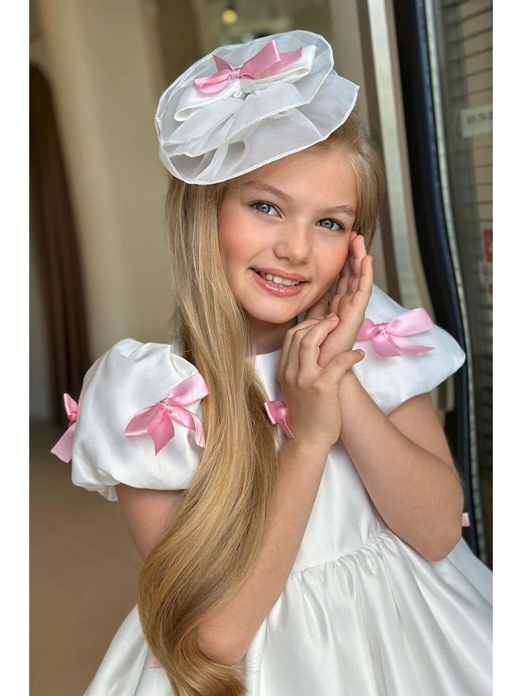 Beyaz Kız Çocuk Balon Kollu Üzeri Pembe Kurdela Detaylı İçi Astarlı Saten Abiye-2