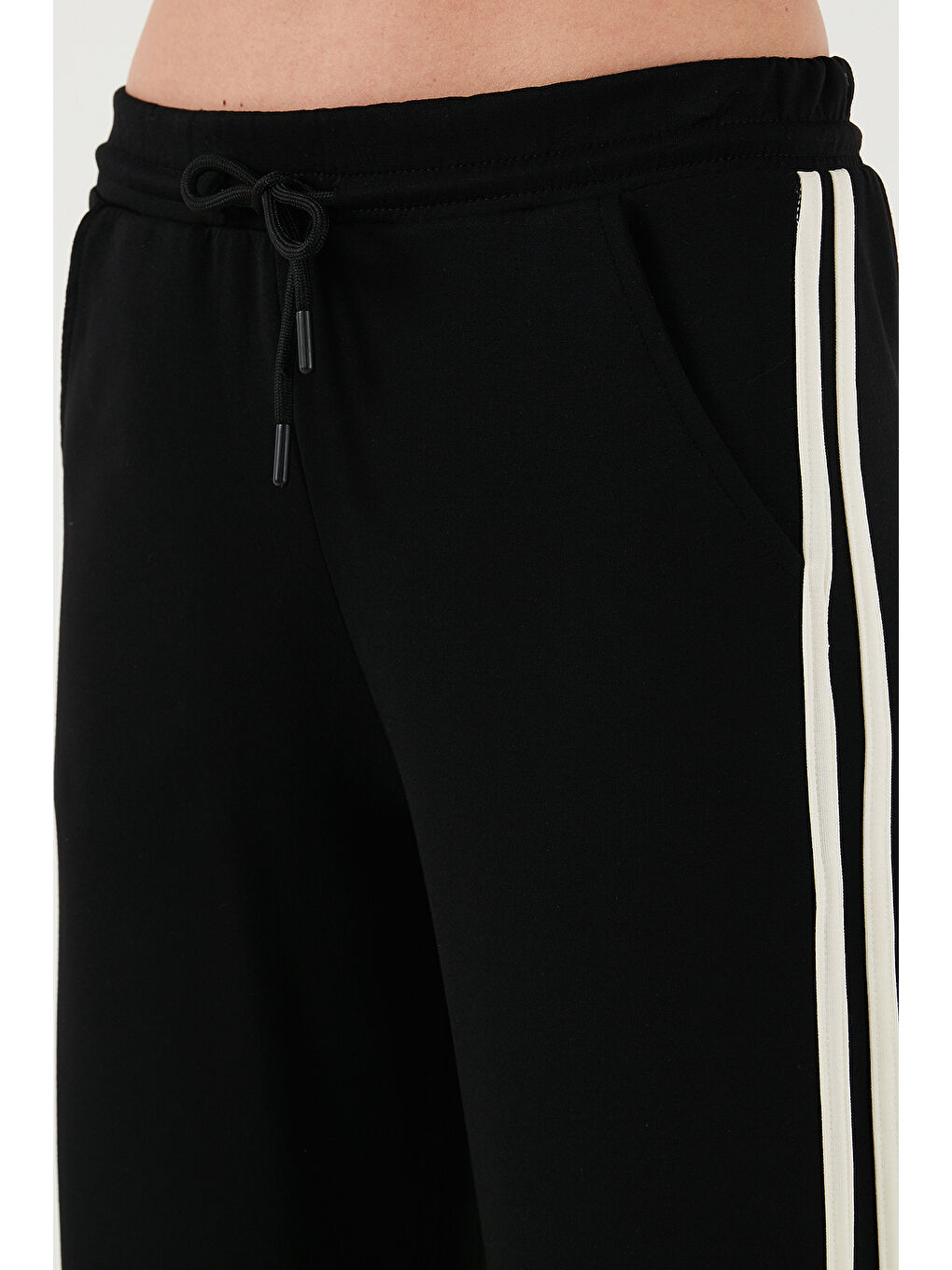 Siyah Şeritli Standat Fit Normal Bel Geniş Paça Eşofman Altı 5866133-4