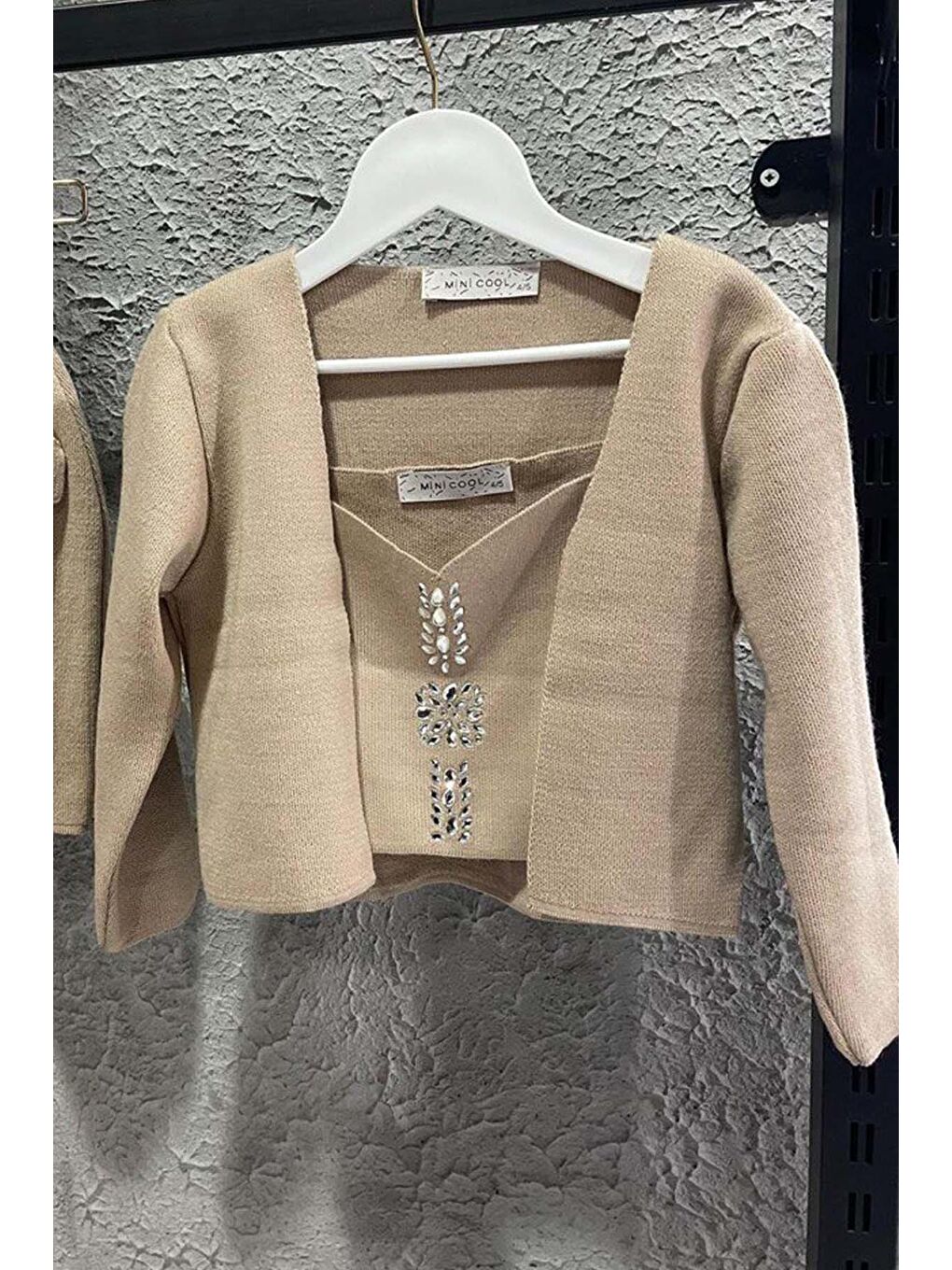 Kız Çocuk Askılı Bluz Hırka ve Elmas Taş İşlemeli Cepli Bej Triko Etekli Takım-1