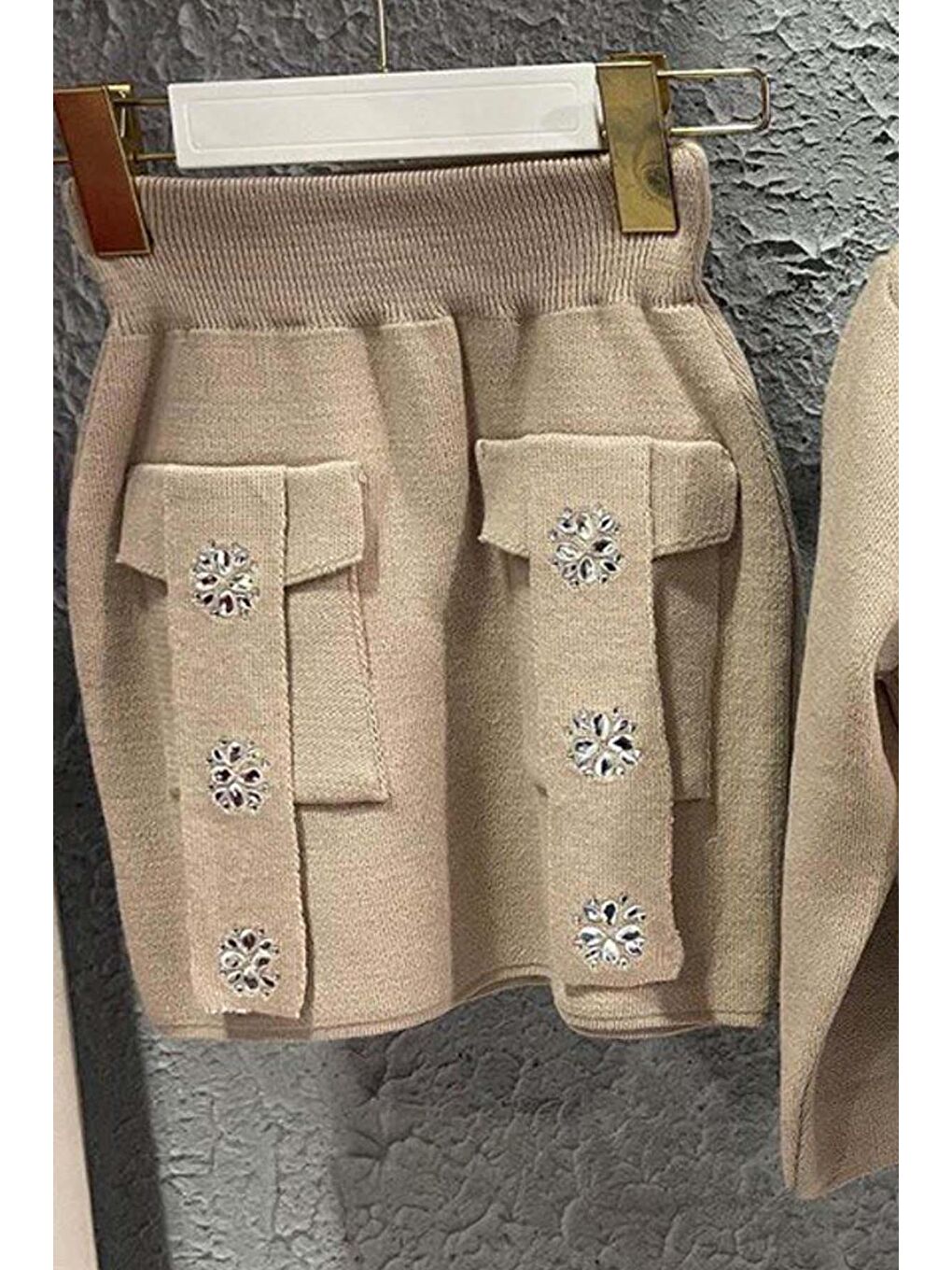 Kız Çocuk Askılı Bluz Hırka ve Elmas Taş İşlemeli Cepli Bej Triko Etekli Takım-2