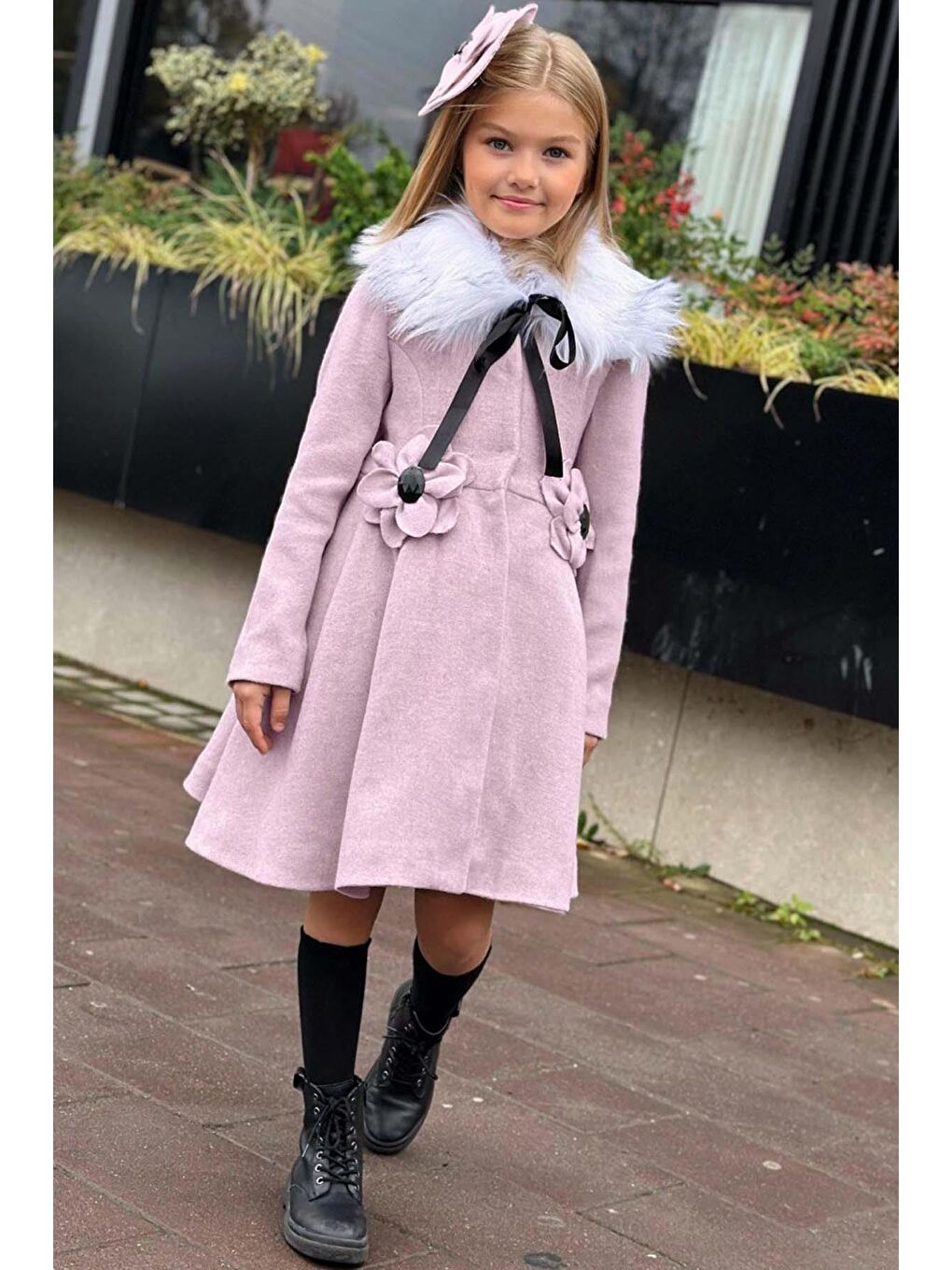 Pembe Kız Çocuk Kürk Yakalı Önü Çiçek Ve Elmas Taş Detaylı Pudra Kaşe
