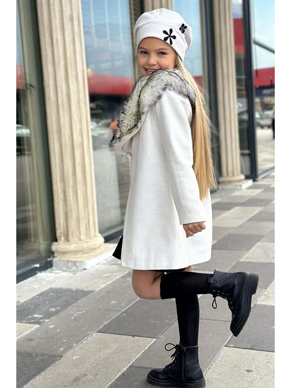 Kız Çocuk Yakası Kürk ve Yonca Detaylı Etekli Ekru Kaşe-1
