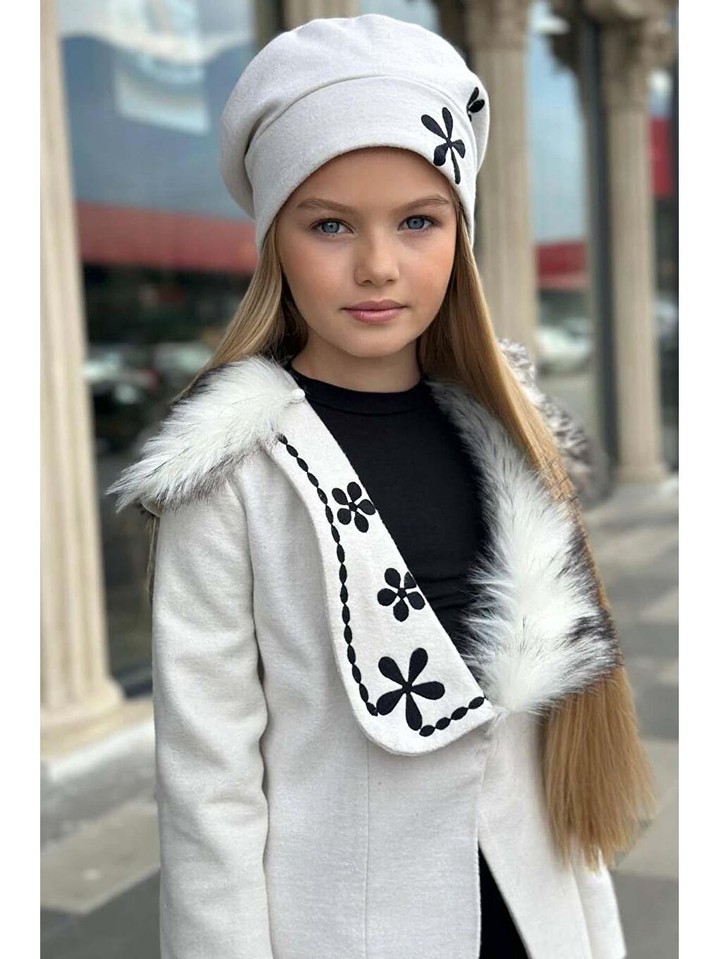 Kız Çocuk Yakası Kürk ve Yonca Detaylı Etekli Ekru Kaşe-2