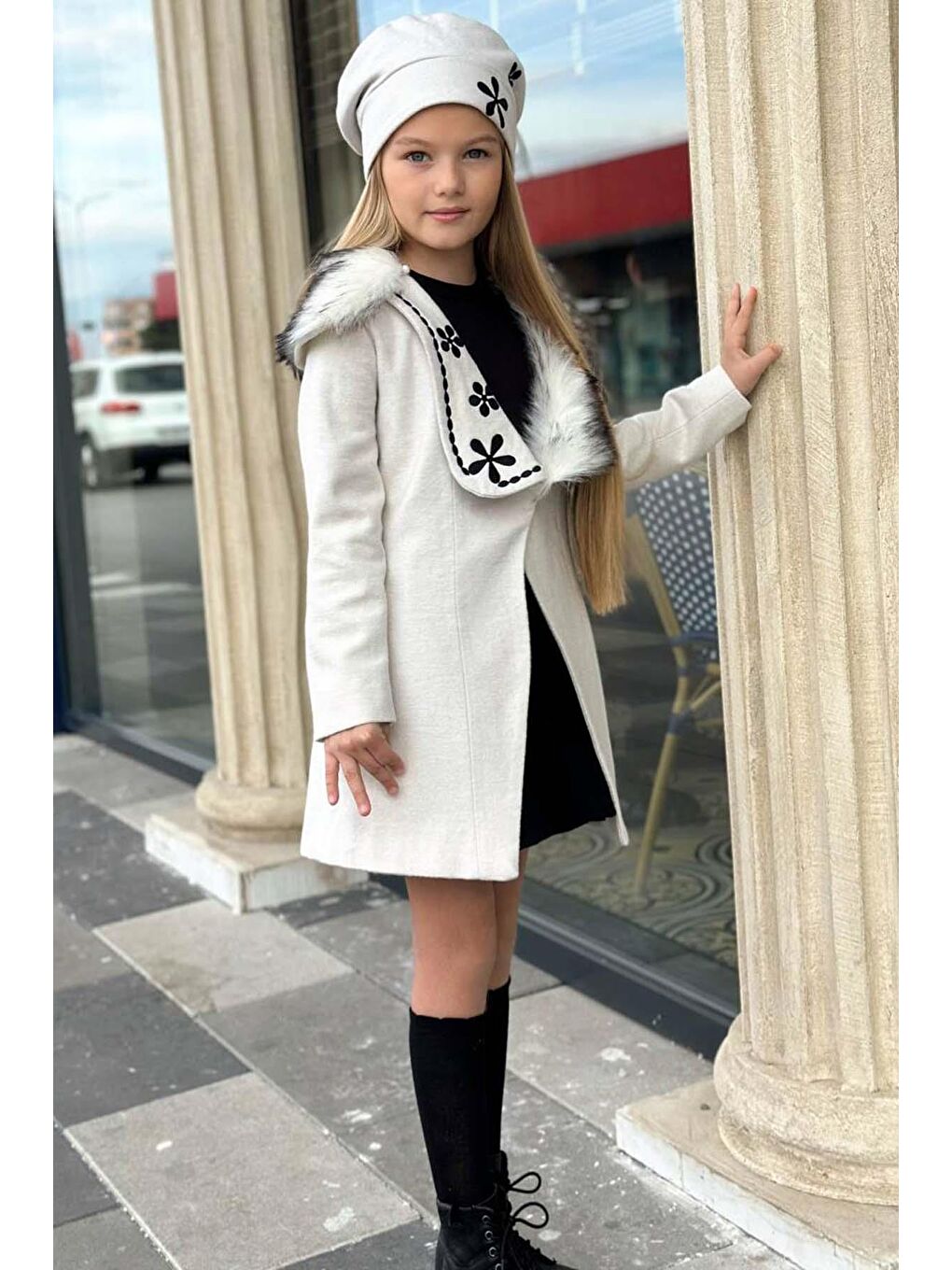 Kız Çocuk Yakası Kürk ve Yonca Detaylı Etekli Ekru Kaşe-3