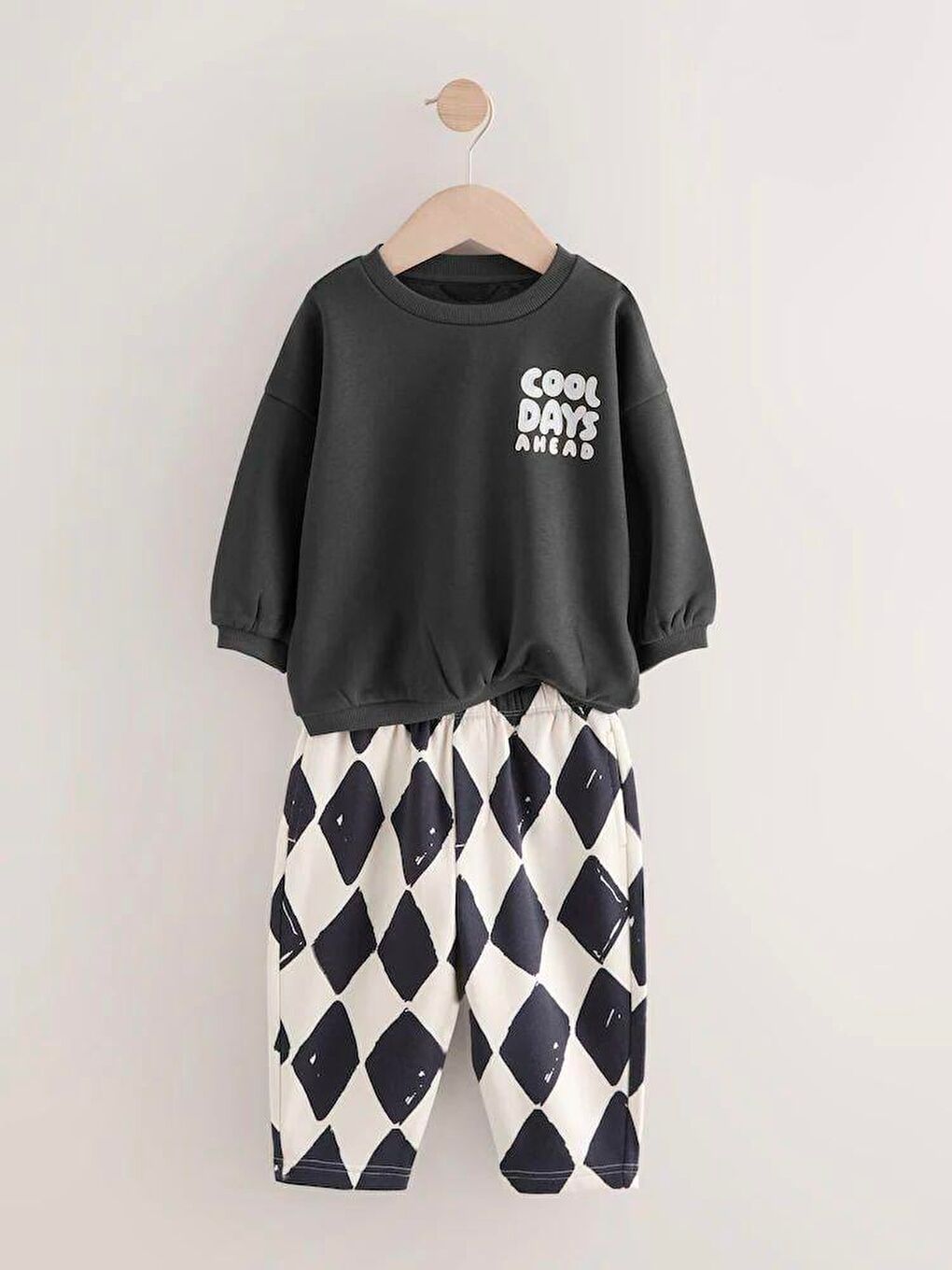 Karışık Unisex Çocuk Pamuklu Siyah Yazı Baskılı Sweatshirt Ve Desenli Bermuda Takım