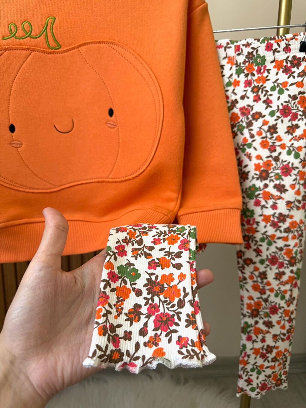 Karışık Kız Çocuk Pamuklu Turuncu Meyve Baskılı Sweatshirt Ve Çiçek Desenli Tayt Takım-6