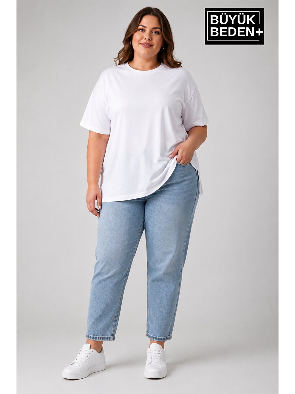 Beyaz Büyük Beden Kadın Bisiklet Yaka Yırtmaç Detaylı 3XL-6XL Tunik Tişört SPR26BTSK501-1