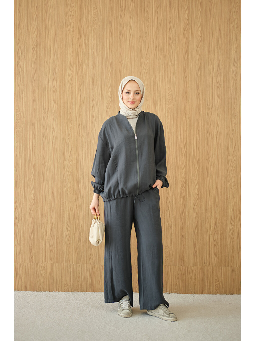 Gri Kadın Yanları Dikiş Detay Fermuarlı Takım Füme