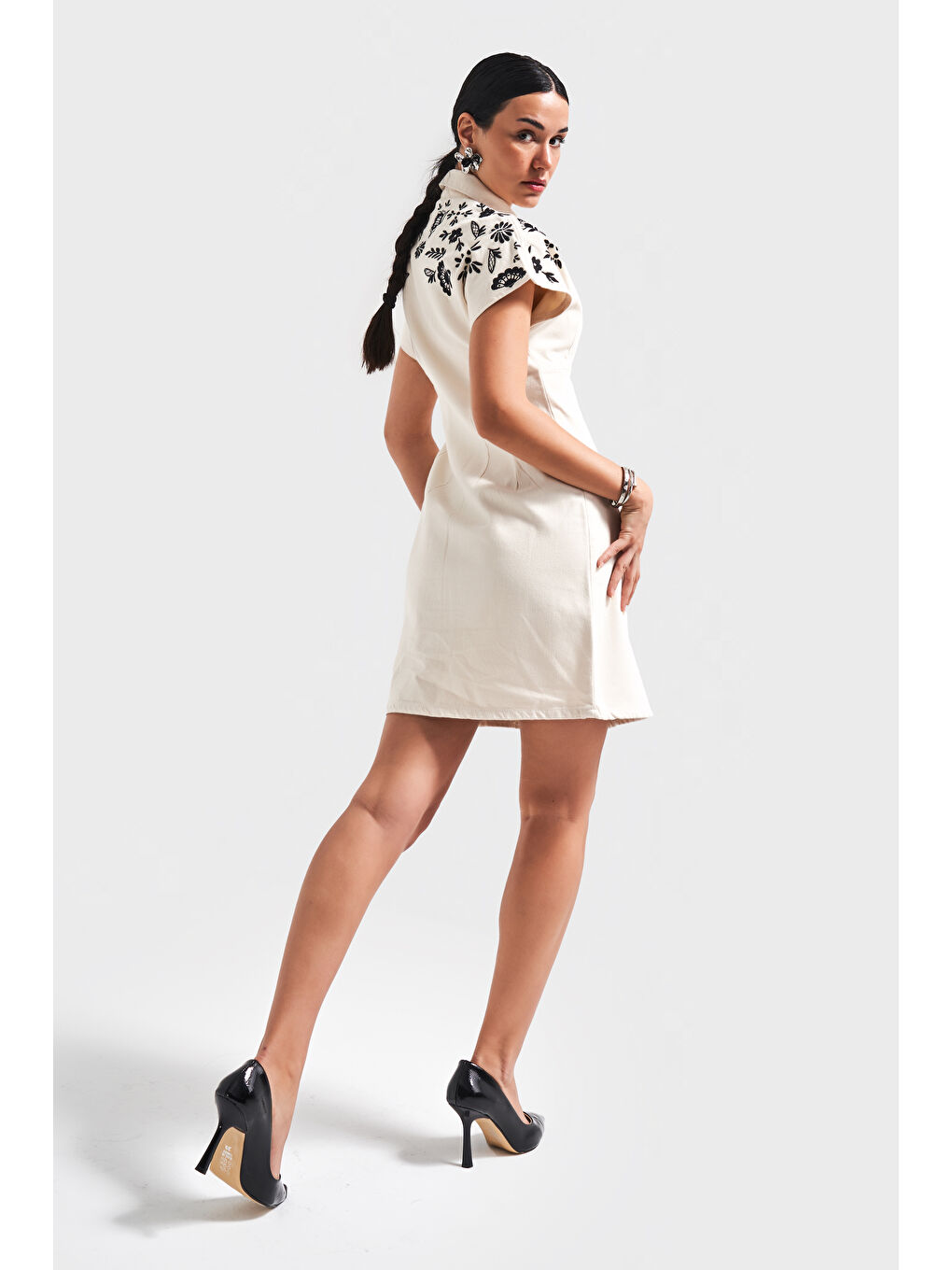 Bej Kadın Raw Renk 7S5-69 Önü Düğmeli Nakış Detaylı Polo Yaka Tasarım Denim Elbise-1