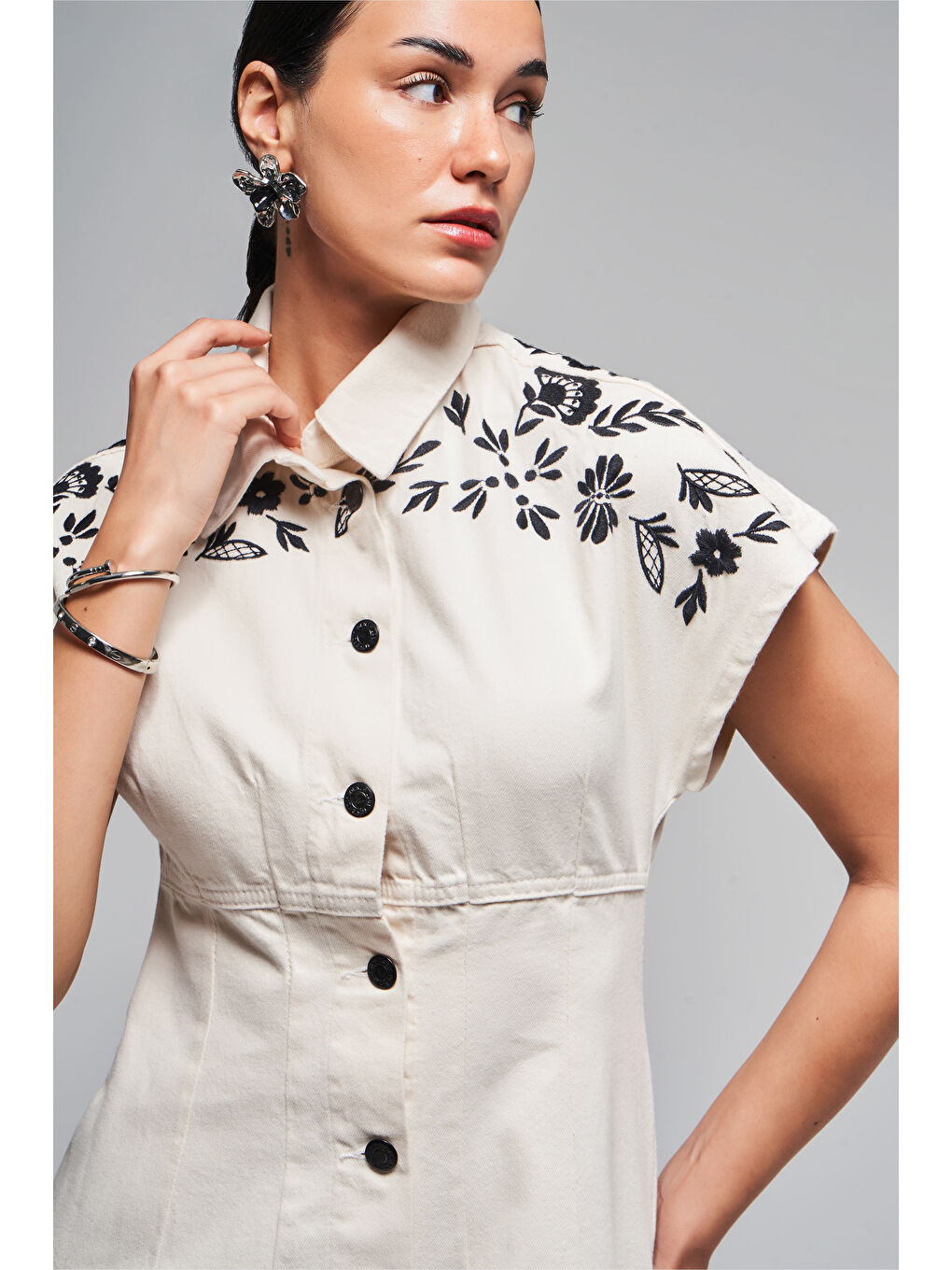 Bej Kadın Raw Renk 7S5-69 Önü Düğmeli Nakış Detaylı Polo Yaka Tasarım Denim Elbise-2