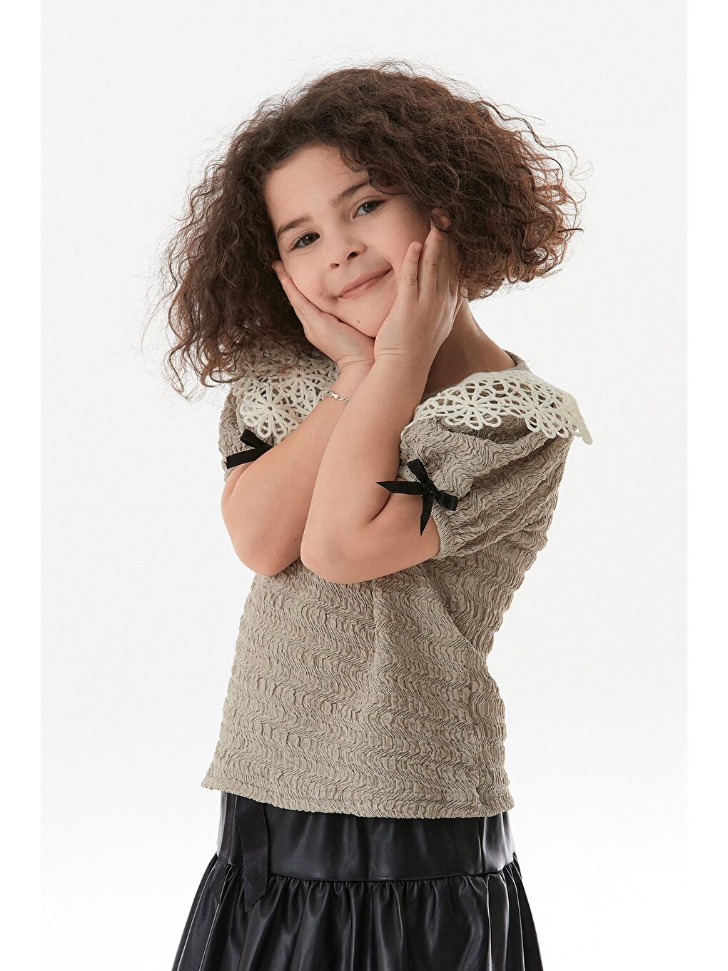 Bej Fiyonk Ve Dantel Detaylı Bebe Yaka Kız Çocuk Bluz-1