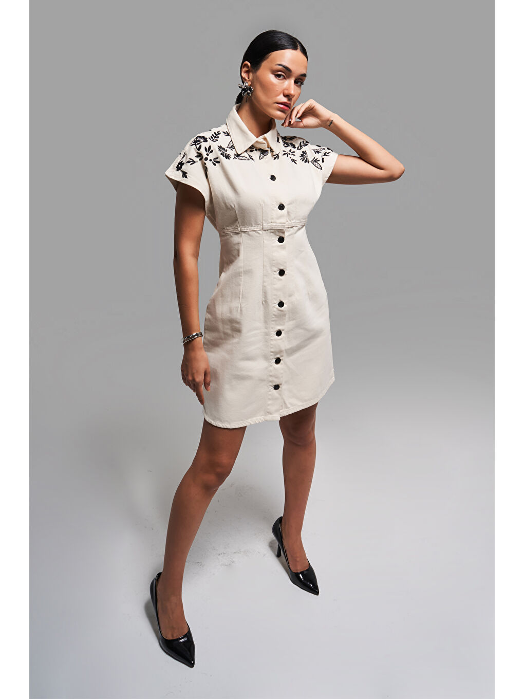 Bej Kadın Raw Renk 7S5-69 Önü Düğmeli Nakış Detaylı Polo Yaka Tasarım Denim Elbise-4