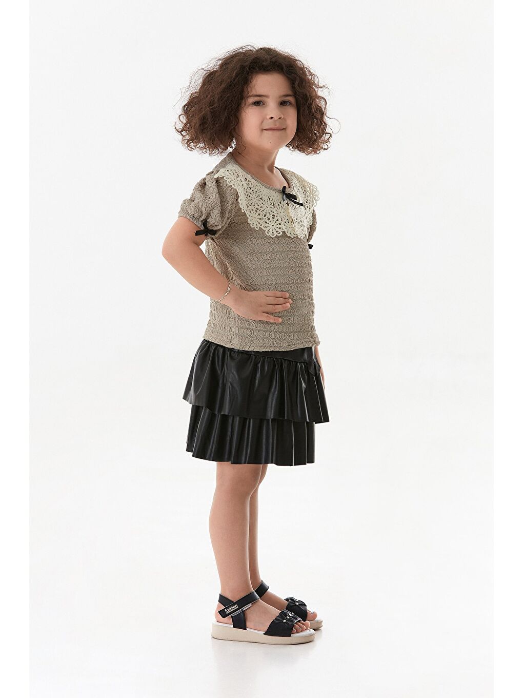 Bej Fiyonk Ve Dantel Detaylı Bebe Yaka Kız Çocuk Bluz-2