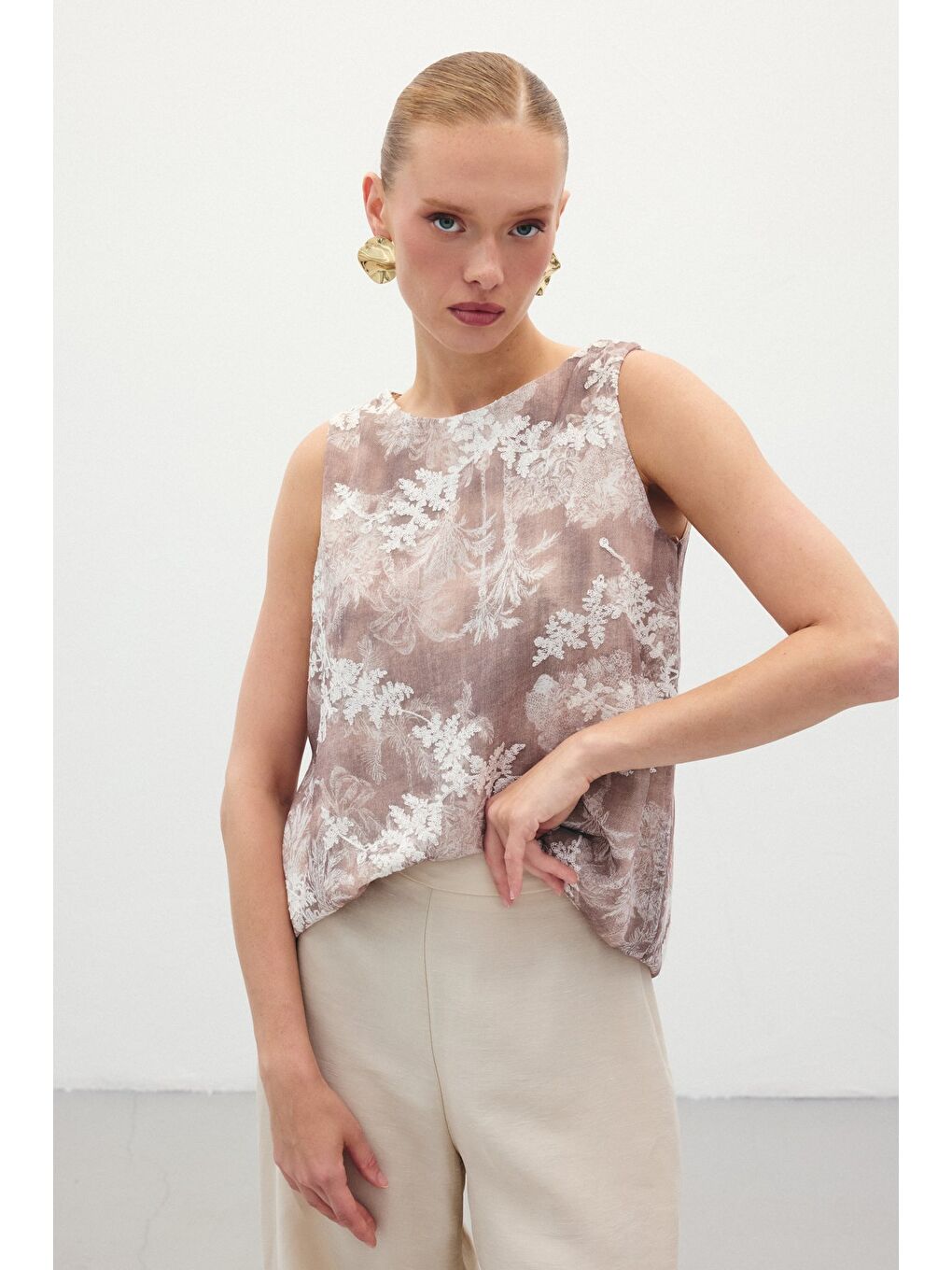 Kahverengi Nakışlı Kolsuz Bluz - Camel