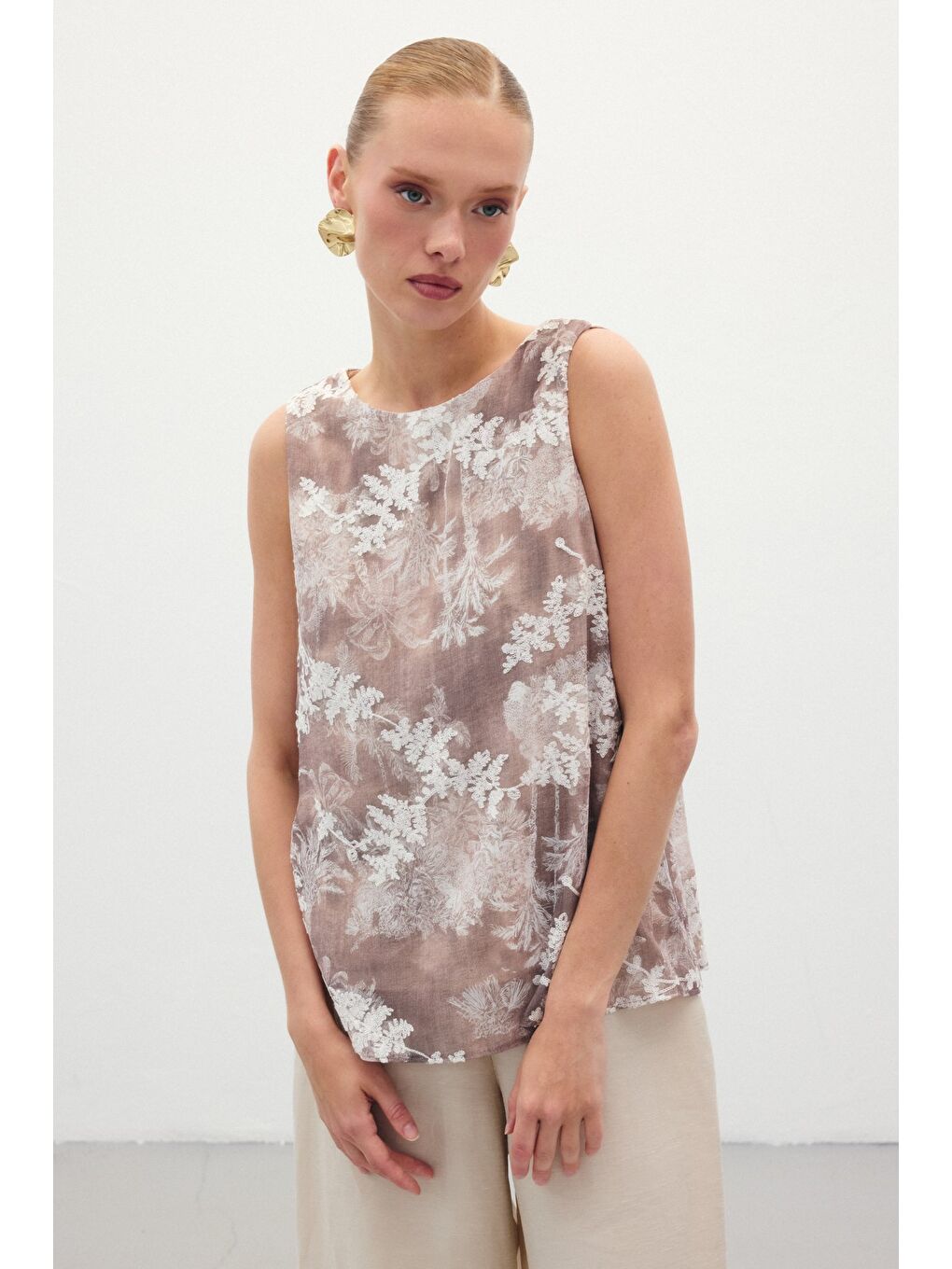 Kahverengi Nakışlı Kolsuz Bluz - Camel-1