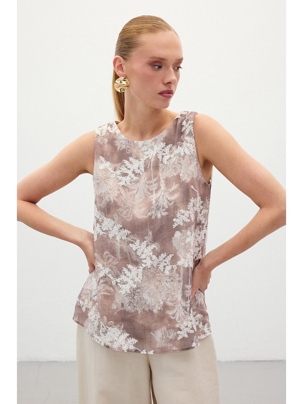 Kahverengi Nakışlı Kolsuz Bluz - Camel-2