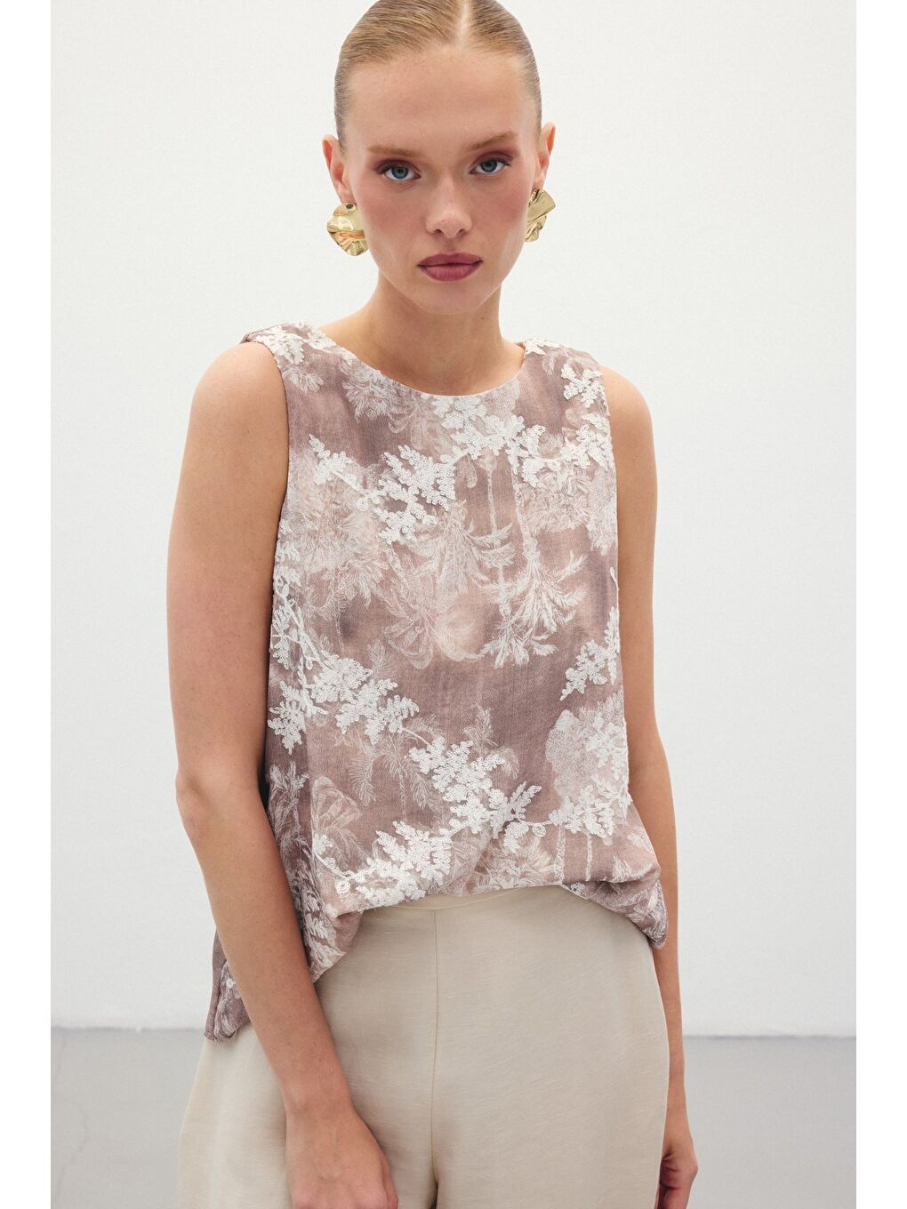 Kahverengi Nakışlı Kolsuz Bluz - Camel-3