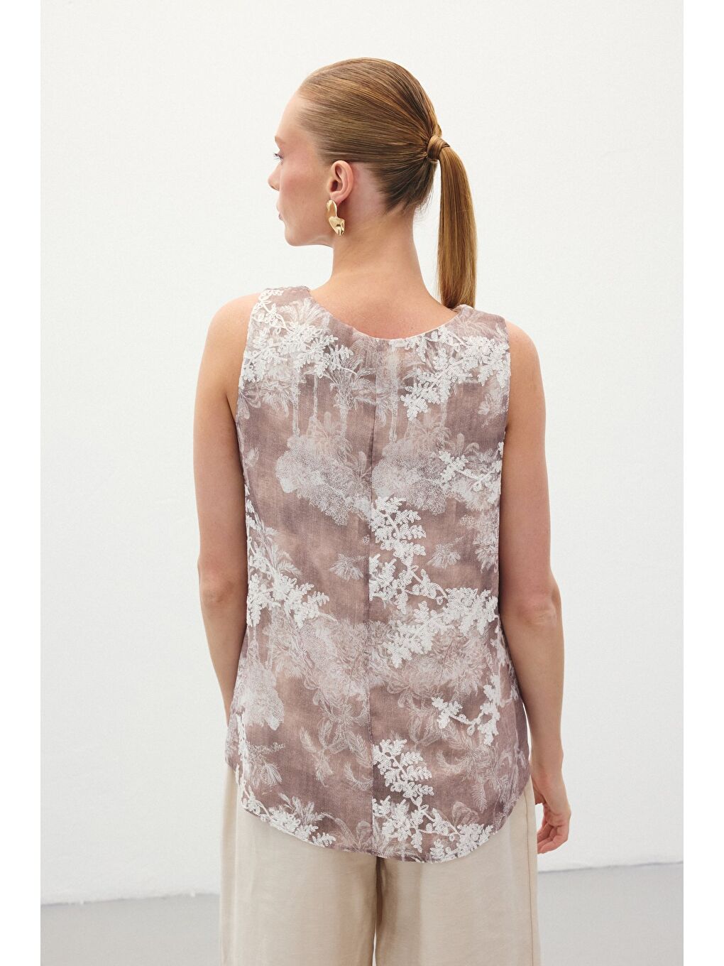 Kahverengi Nakışlı Kolsuz Bluz - Camel-5