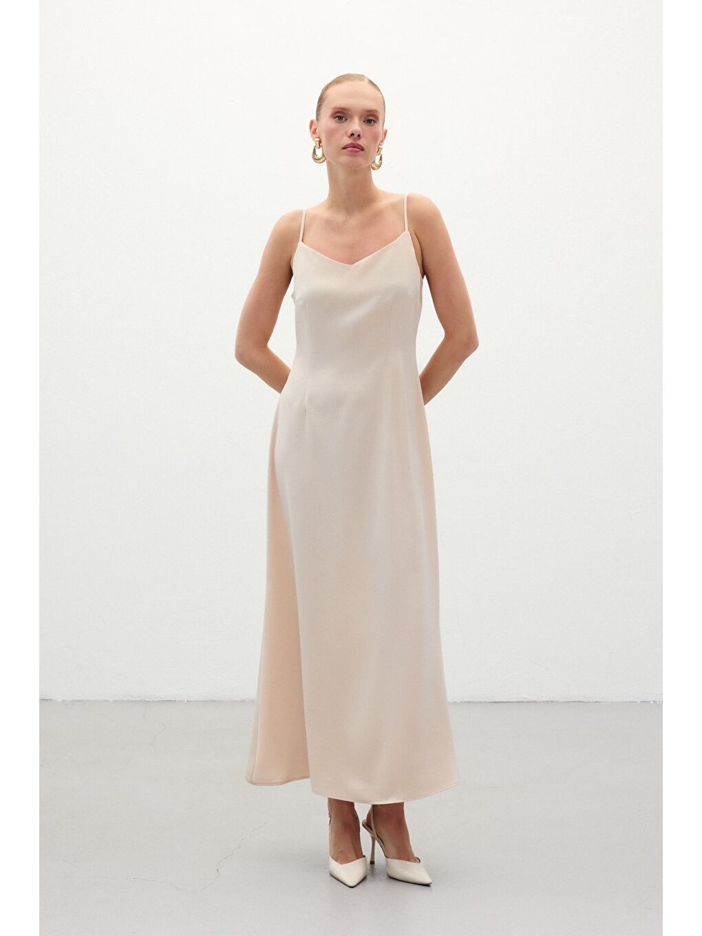 Askılı Uzun Saten Elbise - Bej-1