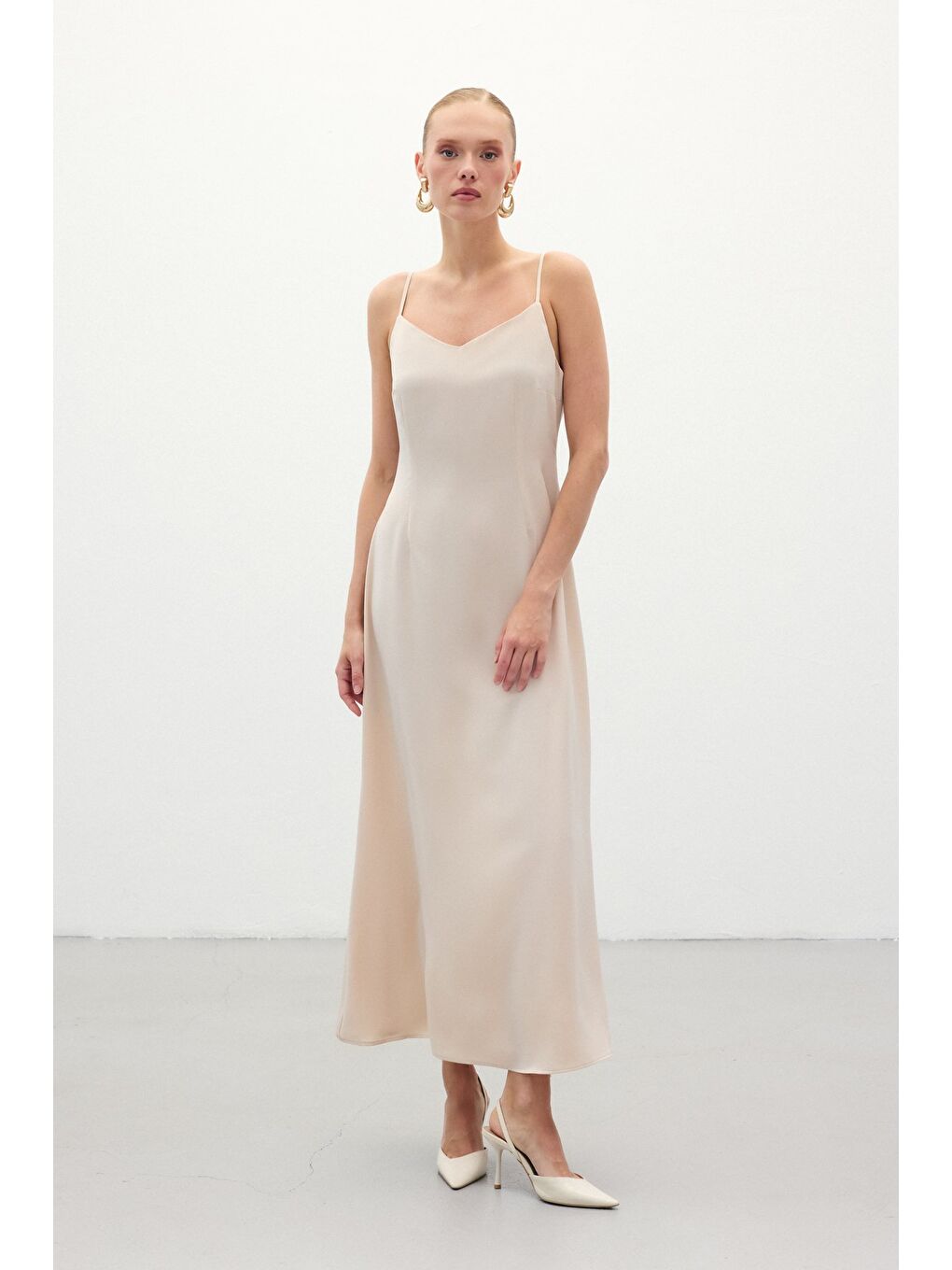 Askılı Uzun Saten Elbise - Bej-2