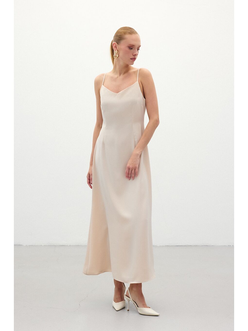Askılı Uzun Saten Elbise - Bej-3