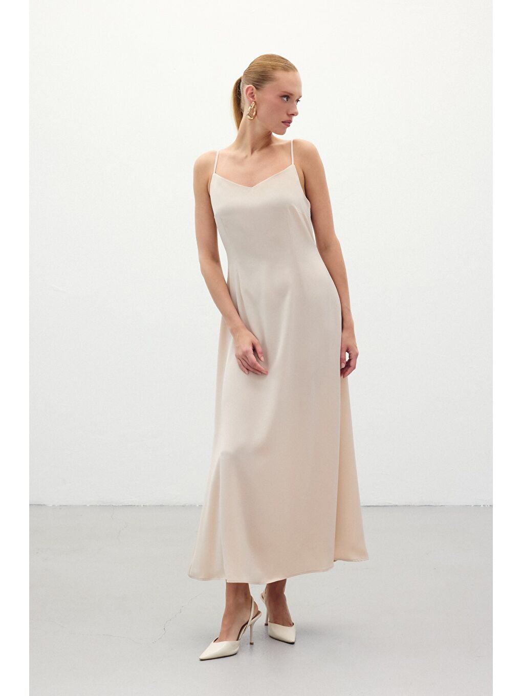 Askılı Uzun Saten Elbise - Bej-4