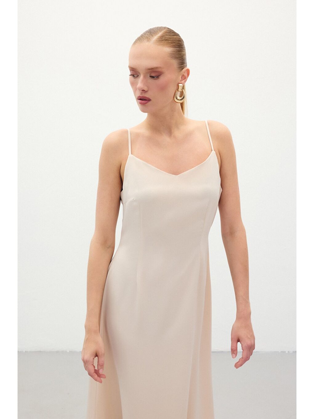 Askılı Uzun Saten Elbise - Bej-5